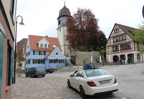 Immer mehr Parksuchverkehr taucht in Dürrmenz auf dem Bischof-Wurm-Platz auf. Bürger und Autofahrer sind genervt.