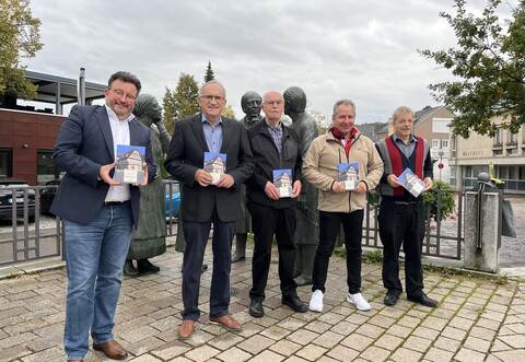 Freude über die Neuerscheinung: Bürgermeister Martin Steiner, die Autoren Erich Kraut und Horst Gabel sowie die Gesellschafter des Verlagshauses J. S. Klotz in Bauschlott, Andreas Bonnet und Ewald Freiburger (von links).