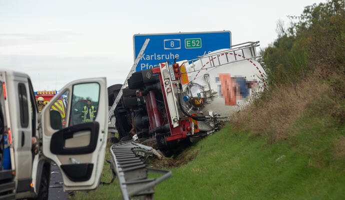 Unfall A8 Heimsheim LKW Umgekippt