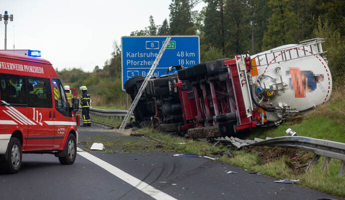 Unfall A8 Heimsheim LKW Umgekippt