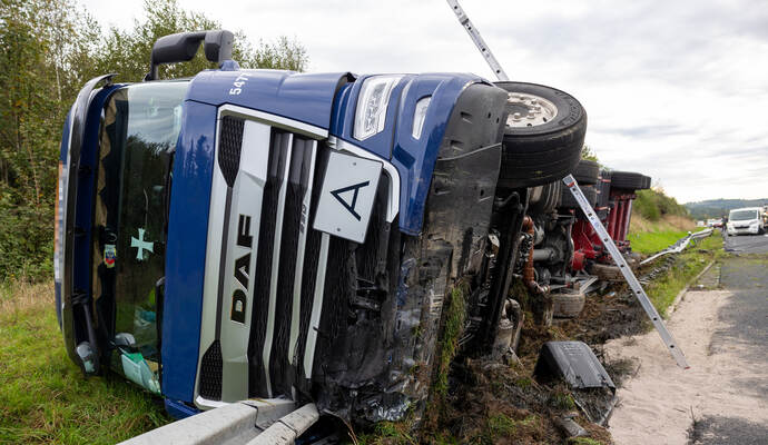 Unfall A8 Heimsheim LKW Umgekippt