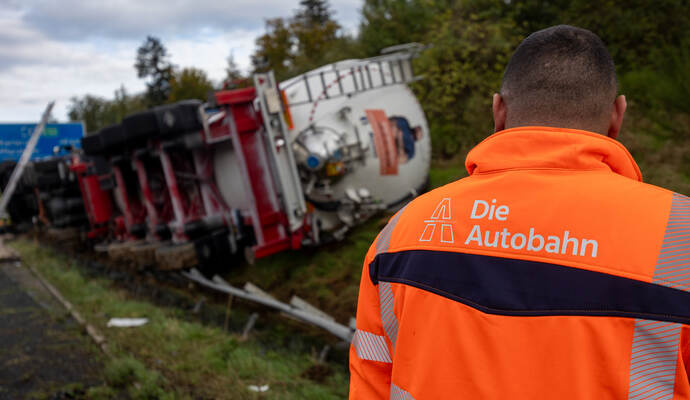 Unfall A8 Heimsheim LKW Umgekippt