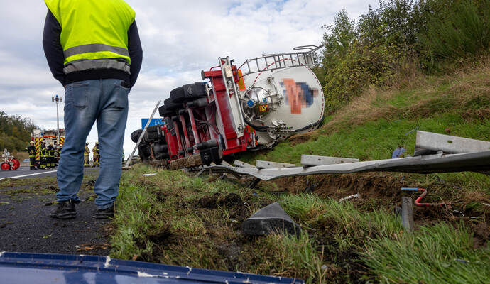 Unfall A8 Heimsheim LKW Umgekippt