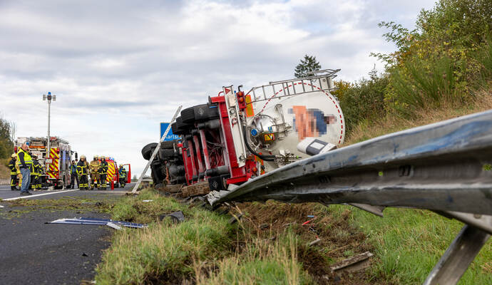 Unfall A8 Heimsheim LKW Umgekippt
