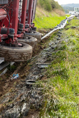 Unfall A8 Heimsheim LKW Umgekippt