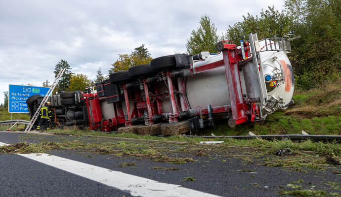 Unfall A8 Heimsheim LKW Umgekippt