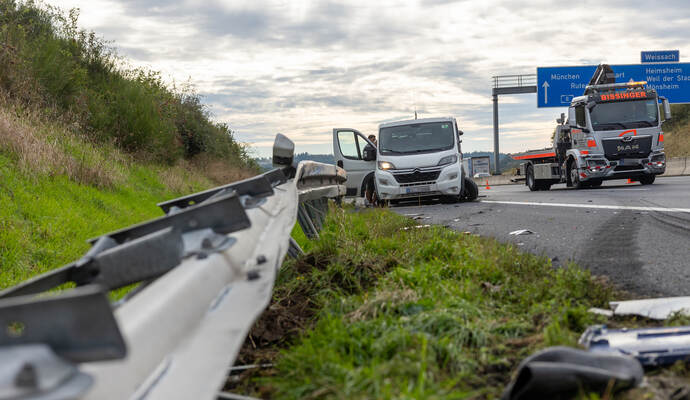 Unfall A8 Heimsheim LKW Umgekippt