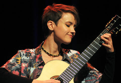 Stephanie Jones (im Bidl) und Claire Besson sind ein Highlight des Abends.