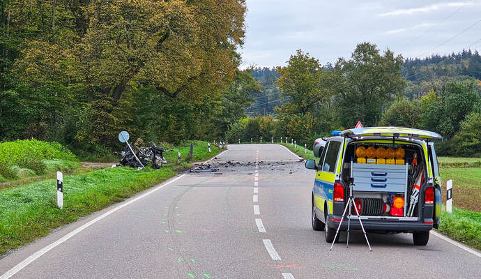 Ein Trümmerfeld: die B293 bei Bretten nach dem Unfall. Ein Trümmerfeld: die B293 bei Bretten nach dem Unfall.