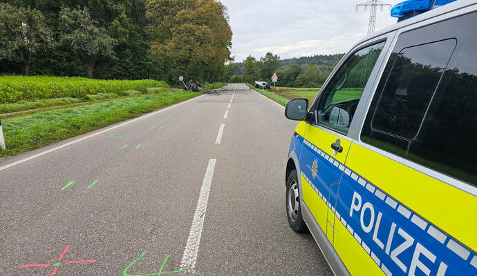 Die B293 gleicht nach dem Unfall Mitte Oktober einem Trümmerfeld. Die Ermittlungen in dem Fall dauern weiter an. Die B293 gleicht nach dem Unfall Mitte Oktober einem Trümmerfeld. Die Ermittlungen in dem Fall dauern weiter an.