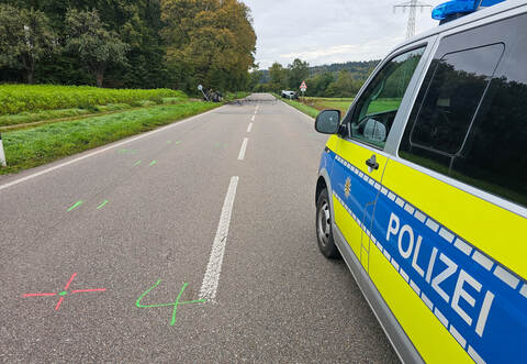 Die B293 gleicht nach dem Unfall Mitte Oktober einem Trümmerfeld. Die Ermittlungen in dem Fall dauern weiter an.