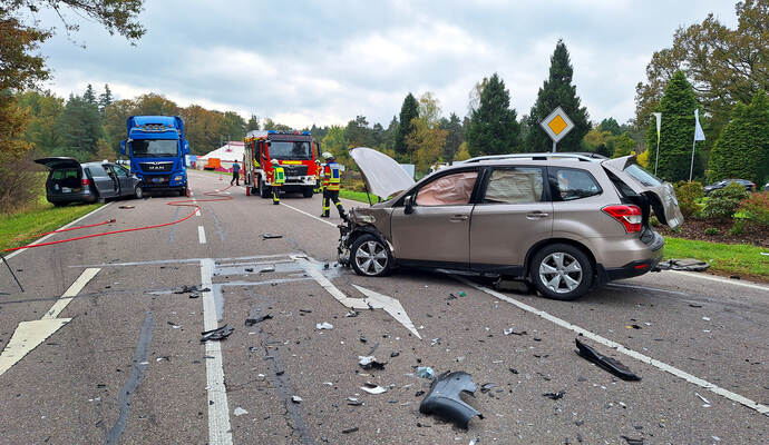 Ein Lastwagen und zwei Autos waren an dem Unfall beteiligt.