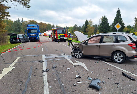 Ein Lastwagen und zwei Autos waren an dem Unfall beteiligt.