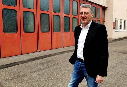 Unterreichenbachs BürgermeisterCarsten Lachenauer vor dem Feuerwehrhaus im Bereich der Unterreichenbacher Schule.