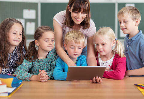 Welche journalistischen Darstellungsformen es gibt und wie man Medien richtig nutzt – das gehört zu den Lehrinhalten beim Projekt KLASSE!. contrastwerkstatt - stock.adobe.com