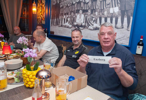 Heinz Voges (rechts), Erster Vorsitzender des FC Viktoria Enzberg, fungiert am Mittwochabend als Losfee für die Mühlacker Stadtpokalturniere 2025.