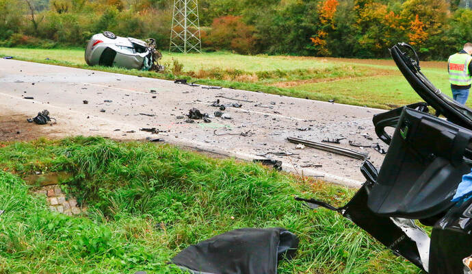 Ein Trümmerfeld ist die B293 nach dem tödlichen Unfall am frühen Montagmorgen. Im Hintergrund liegt der Mercedes der mutmaßliche Ein Trümmerfeld ist die B293 nach dem tödlichen Unfall am frühen Montagmorgen. Im Hintergrund liegt der Mercedes der mutmaßlichen Verursacher, vorn der Polo, in dem ein 46-Jähriger starb.