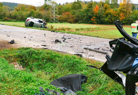 Ein Trümmerfeld ist die B293 nach dem tödlichen Unfall am frühen Montagmorgen. Im Hintergrund liegt der Mercedes der mutmaßlichen Verursacher, vorn der Polo, in dem ein 46-Jähriger starb.