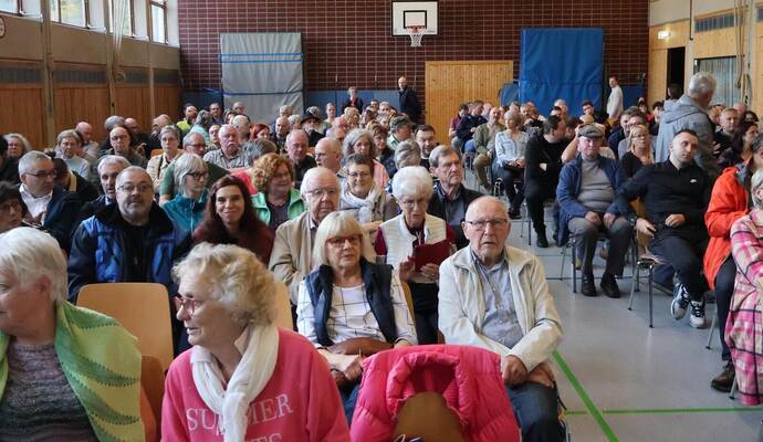 Bis zum letzten Platz besetzt war die Schwanner Halle bei der Infoveranstaltung zum Großbauprojekt.