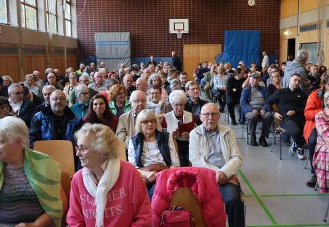 Bis zum letzten Platz besetzt war die Schwanner Halle bei der Infoveranstaltung zum Großbauprojekt.