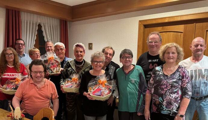 Nicht alle konnten beim Ehrungsabend dabei sein, aber gefreut haben sich (von links): Doris Jurtz, Vertriebsleiter Michael Döppner, Margit Gay, Thorsten Fuchs, Ciro Iodice, Karin Grässle, Sigrund Konz, Günter Frölich, Bernd Koblenzer, Ralf Andres, Constanze Hoffarth und Michael Nonnenmacher.