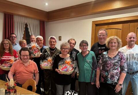 Nicht alle konnten beim Ehrungsabend dabei sein, aber gefreut haben sich (von links): Doris Jurtz, Vertriebsleiter Michael Döppner, Margit Gay, Thorsten Fuchs, Ciro Iodice, Karin Grässle, Sigrund Konz, Günter Frölich, Bernd Koblenzer, Ralf Andres, Constanze Hoffarth und Michael Nonnenmacher.