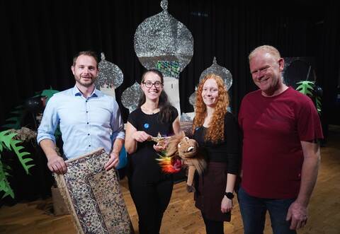 Über eine gelungene Musical-Aufführung freuen sich Bürgermeister Thomas Maag, die beiden Chorleiterinnen Melanie Reiling-Weiß und Lena Frey sowie Vorstandsmitglied Andreas Frey (von links).