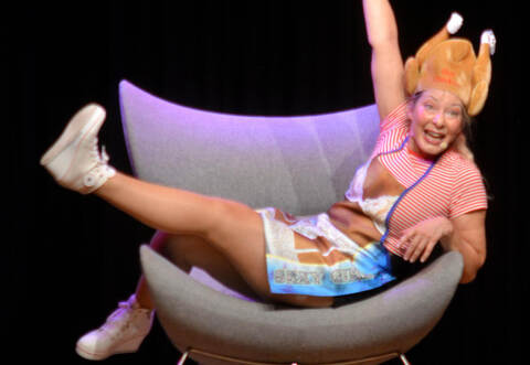 „Kocht han i nix, aber guck, wie i dolieg!“: Christiane Maschajechi auf der Bühne des Spatzabrettles. Ulrike Stahlfeld