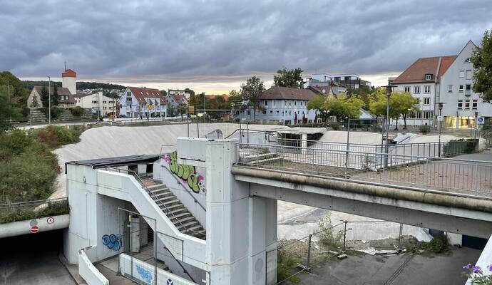 Das „Mühlehof“-Loch liegt schon seit über fünf Jahren unverändert in der Mühlacker Stadtmitte. Wünsche zur Bebauung sind vorhanden, erst aber muss sich der Gemeinderat auf eine Variante einigen.