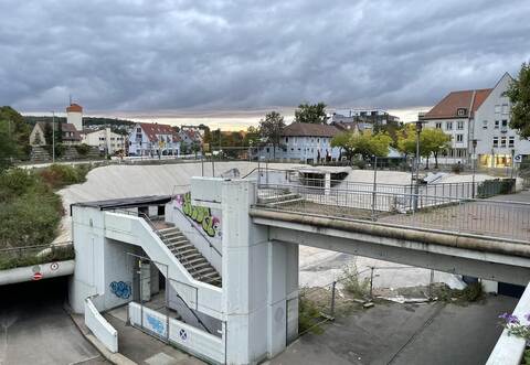 Das „Mühlehof“-Loch liegt schon seit über fünf Jahren unverändert in der Mühlacker Stadtmitte. Wünsche zur Bebauung sind vorhanden, erst aber muss sich der Gemeinderat auf eine Variante einigen.