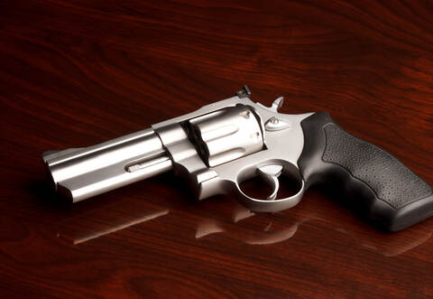 Mit einem silbernen Revolver will ein 26-Jähriger in einer Bahn zwischen Bretten und Bruchsal bedroht worden sein. Doch offenbar ist alles gelogen.