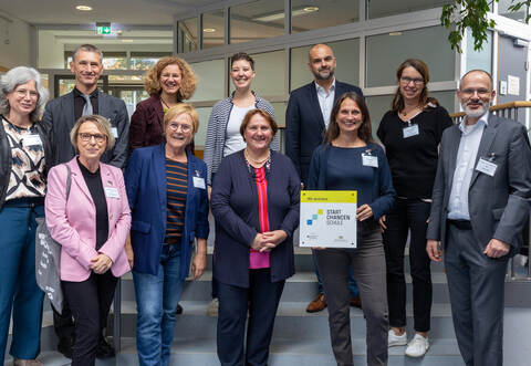 Ministerin für Kultus, Jugend und Sport BW, Theresa Schopper (vorne Mitte) besuchte die Schule am Winterrain um Rektorin Christine Kaiser-Coly (blauer Blazer).