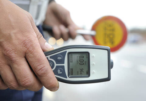 In Pforzheim ist ein Autofahrer mit 1,8 Promille unterwegs gewesen. In Neuenbürg haben Polizisten einen anderen Fahrer mit 1,9 Promille hinter dem Steuer erwischt.