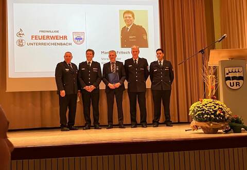 Freuen sich mit dem Unterreichenbacher Bürgermeister über dessen Ehrung: Kommandant Jochen Kusterer, Markus Fritsch vom Kreisfeuerwehrverband Calw, der Geehrte Carsten Lachenauer, Calws Kreisbrandmeister Dirk Patzelt sowie der Stellvertretende Kommandant Stefan Fenchel (von links).