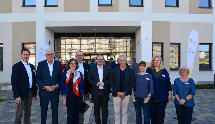 Gut gelaunt beim ersten Schritt zum neuen Gesundheitscampus im Stammheimer Feld: ZfP-Geschäftsführer Michael Eichhorst, der Calw Gut gelaunt beim ersten Schritt zum neuen Gesundheitscampus im Stammheimer Feld: ZfP-Geschäftsführer Michael Eichhorst, der Calwer Landrat Helmut Riegger (von links), Calws Oberbürgermeister Florian Kling (Mitte), Ministerialdirigent und ZfP-Aufsichtsratsvorsitzender Thilo Walker (Vierter von rechts) sowie medizinisches Leitungspersonal des ZfPs.