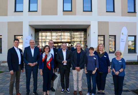 Gut gelaunt beim ersten Schritt zum neuen Gesundheitscampus im Stammheimer Feld: ZfP-Geschäftsführer Michael Eichhorst, der Calwer Landrat Helmut Riegger (von links), Calws Oberbürgermeister Florian Kling (Mitte), Ministerialdirigent und ZfP-Aufsichtsratsvorsitzender Thilo Walker (Vierter von rechts) sowie medizinisches Leitungspersonal des ZfPs.