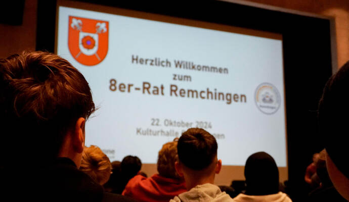 Die Schüler sitzen gespannt in der Auftaktveranstaltung des 8er-Rats.