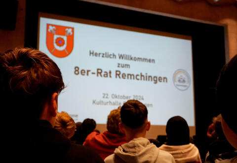 Die Schüler sitzen gespannt in der Auftaktveranstaltung des 8er-Rats.