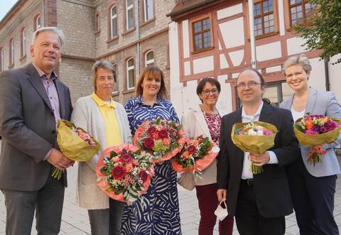 Bürgermeister Heiko Genthner, Martina Bonnet, Nicole Kunzmann, Anne Baumann, Andreas Friedl und Annelie Kreft (von links) vor dem Rathaus in Stein.