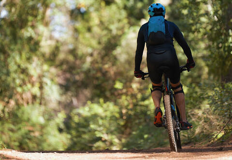 Auf einem Trail in Remchingen ist ein Streit zwischen einem Radfahrer und einem Fußgänger eskaliert.