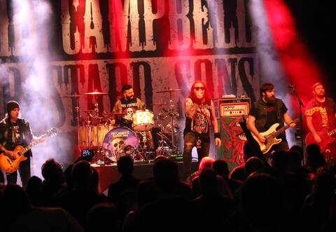 Der langjährige Motörhead-Gitarrist Phil Campbell (links) rockt mit seiner Band „Phil Campbell and the Bastard Sons“ das „Schockvember“-Festival.