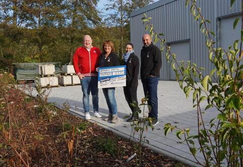 Hinter den neuen insektenfreundlichen Pflanzen stehen Torsten Uhrig, Regina Fuchs, Sabrina Korn und Michael Fritz auf der neuen Pflasterfläche.