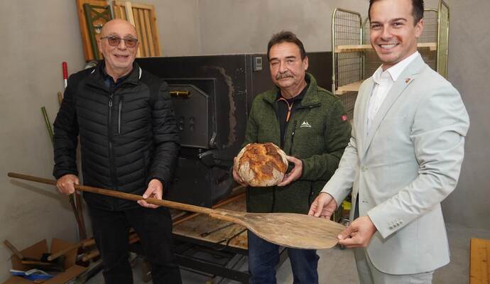 Ehrenvorsitzender Hans-Peter Karst, Vorsitzender Reiner Melzig und Bürgermeister Sascha-Felipe Hottinger (von links) stehen imneuen Backhaus vor dem Ofen.