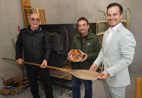 Ehrenvorsitzender Hans-Peter Karst, Vorsitzender Reiner Melzig und Bürgermeister Sascha-Felipe Hottinger (von links) stehen imneuen Backhaus vor dem Ofen.
