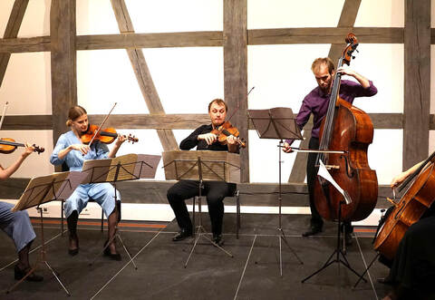 Lilian Heere und Annette Köhler (Violinen), Dmitry Hahalin (Viola), Simon Wallinger (Kontrabass) und Nicola Zesch (Cello) überzeugen das Publikum mit ihrer „Schubertiade im Herbst“ in der Kelter in Ötisheim.