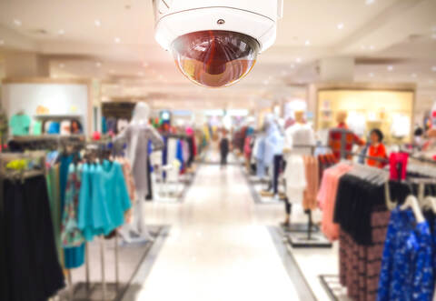 Die Verdächtigen sollen auch Kinderkleidung im Wert von Tausenden von Euro gestohlen haben.