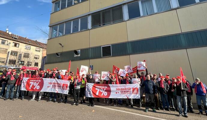 Alle Beschäftigten der Firmen Witzenmann in Pforzheim sowie Witzenmann-Speck in Kieselbronn und die Beschäftigten der Firma Gebr. Saacke GmbH in Pforzheim waren aufgerufen, sich am Dienstagvormittag an dem Warnstreik in Form einer Menschenkette entlang des Gehwegs vor dem Witzenmann-Gebäude in Pforzheim zu beteiligen.