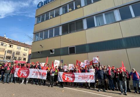 Alle Beschäftigten der Firmen Witzenmann in Pforzheim sowie Witzenmann-Speck in Kieselbronn und die Beschäftigten der Firma Gebr. Saacke GmbH in Pforzheim waren aufgerufen, sich am Dienstagvormittag an dem Warnstreik in Form einer Menschenkette entlang des Gehwegs vor dem Witzenmann-Gebäude in Pforzheim zu beteiligen.