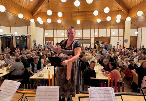 Isabell Eva Liebich dirigiert die Musiker bei ihrem Auftritt auf dem Dobler Oktoberfest.