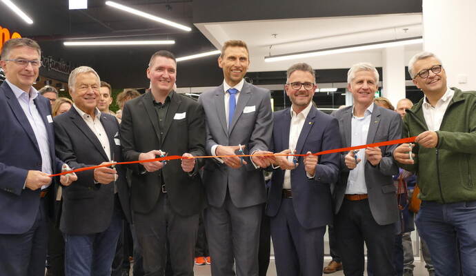 Freuen sich über die Eröffnung des Einkaufszentrums: Oliver Reitz (Wirtschaft und Stadtmarketing Pforzheim, von links), Jörg Augenstein (Bürgerverein Buckenberg-Haidach), Thomas Batke (Action), Christian Gatzki (Metro), Oberbürgermeister Peter Boch, Andreas Stohr (Netto) und Andreas Lutz (Bäckerei Sehne).